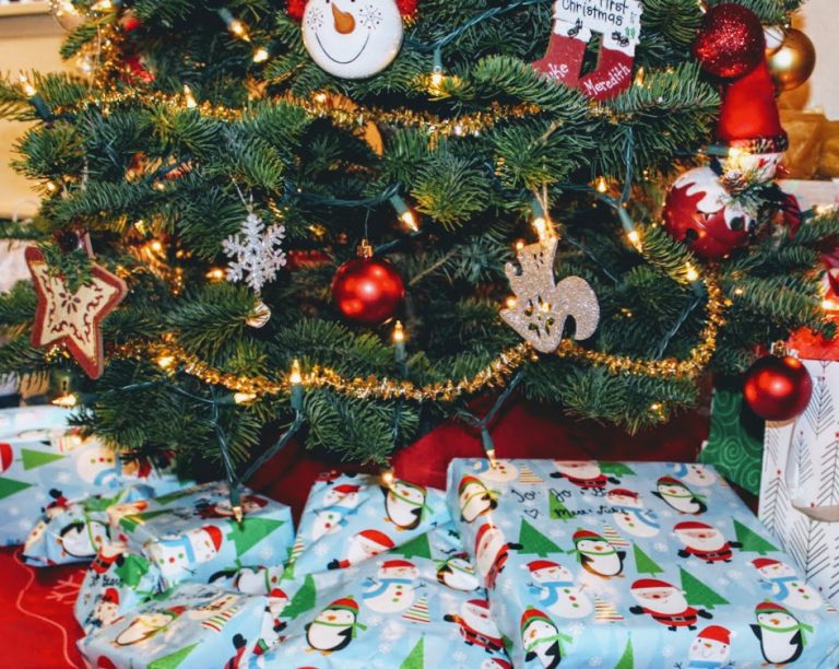 10 Must-Know Tips to Save Money on Christmas Gifts